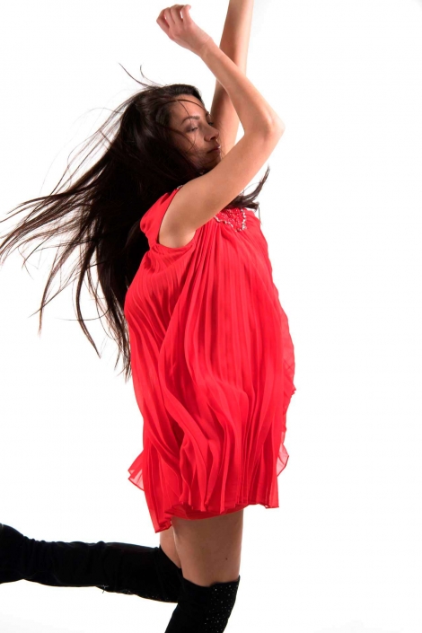 fotografia di moda e fashion, ragazza vestito rosso balla