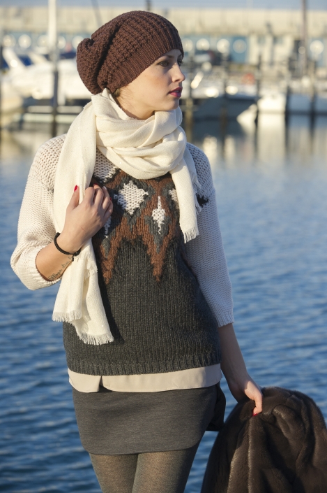 fotografia di moda e fashion, ragazza maglione marrone e cappello lana