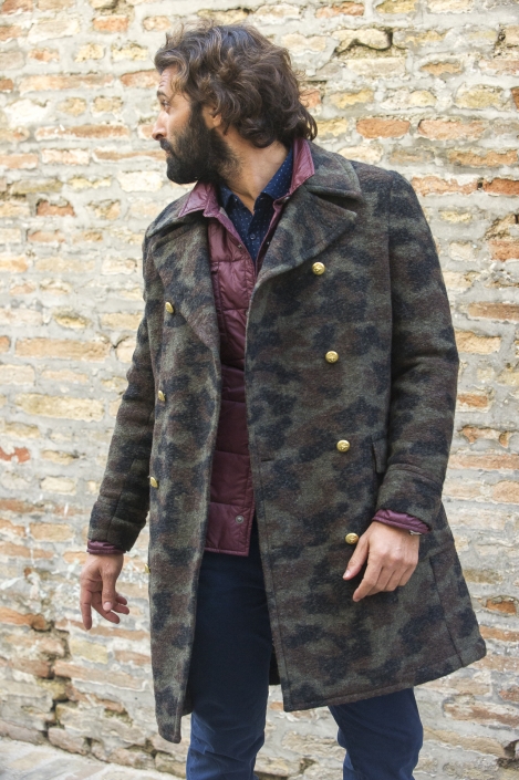 fotografia di moda e fashion, uomo con cappotto mimetico