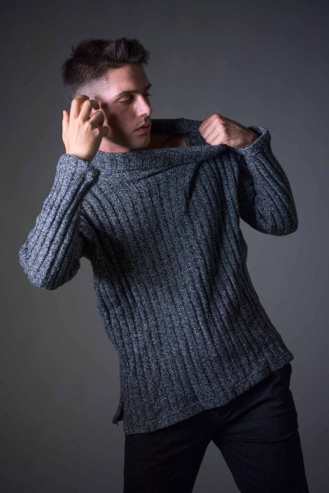 fotografia di moda e fashion, ragazzo maglione grigio