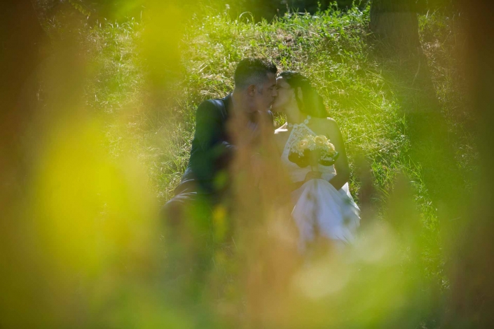 fotografo matrimonio italia, bacio tra le frasche