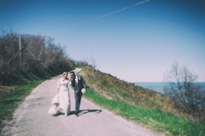 fotografo matrimonio italia, sposi che camminano