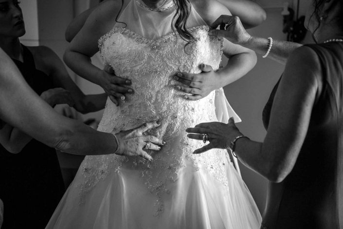 fotografo matrimonio italia, vestizione sposa