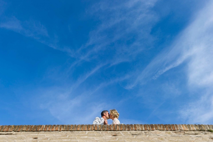 fotografo matrimonio italia, bacio nel cielo