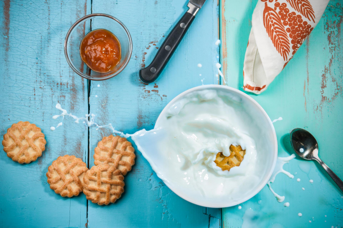 food photography, colazione con latte e biscotti